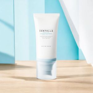 SKIN1004 Madagascar Centella Hyalu-Cica Water-Fit Sun Serum SPF50+ PA++++ (50 ml).